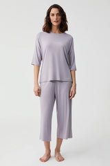 Lilac Serenity – طقم بيجاما كابري قطعتين – أناقة أحادية اللون وراحة مريحة