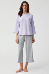 Lavender Serenity – طقم بيجاما كابري قطعتين “Relax Mood” – راحة عصرية وارتداء منزلي مريح