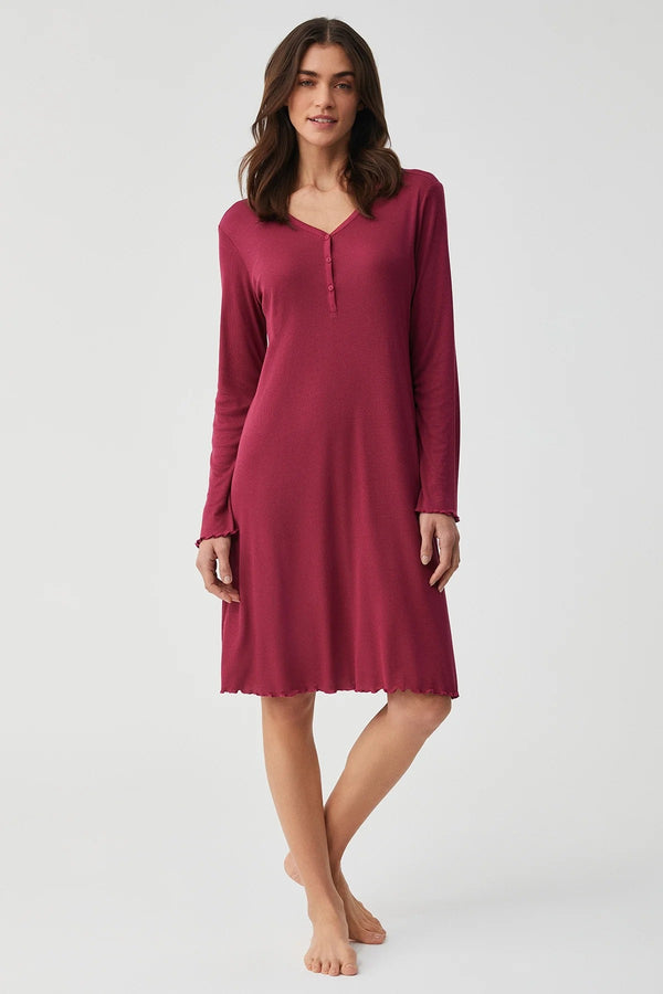 Cerise Noire – قميص نوم مضلّع وانسيابي – راحة عصرية وأنوثة راقية