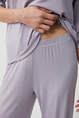 Lilac Serenity – طقم بيجاما كابري قطعتين – أناقة أحادية اللون وراحة مريحة