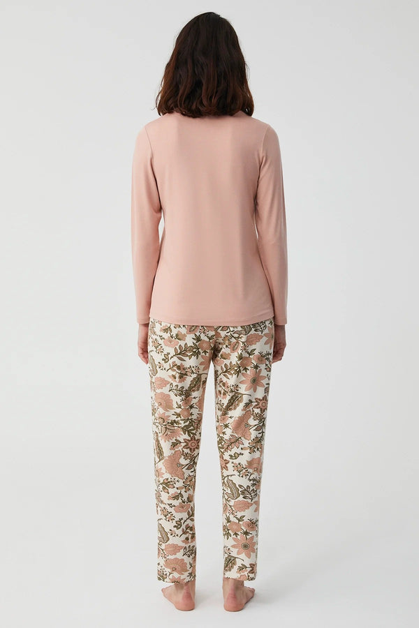 Antique Rose & Autumn Blossoms – طقم بيجاما طويل "Velora Soft" – دفء، رومانسية وراحة عصرية