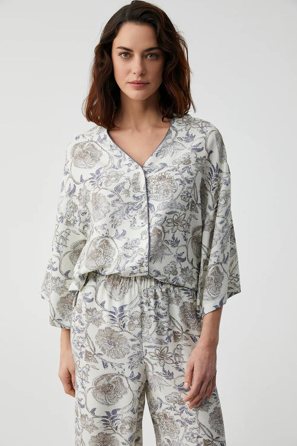 Bloom Serenity – طقم بيجاما من قطعتين – أناقة زهرية وراحة مترفة