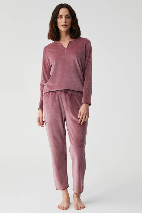 Blush Magnolia – طقم بيجاما من قطعتين – أناقة ناعمة ورقيّ عصري