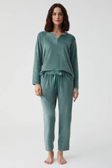 Ivy Emerald – طقم بيجاما من قطعتين – خفة محتضنة وانسجام شاعري