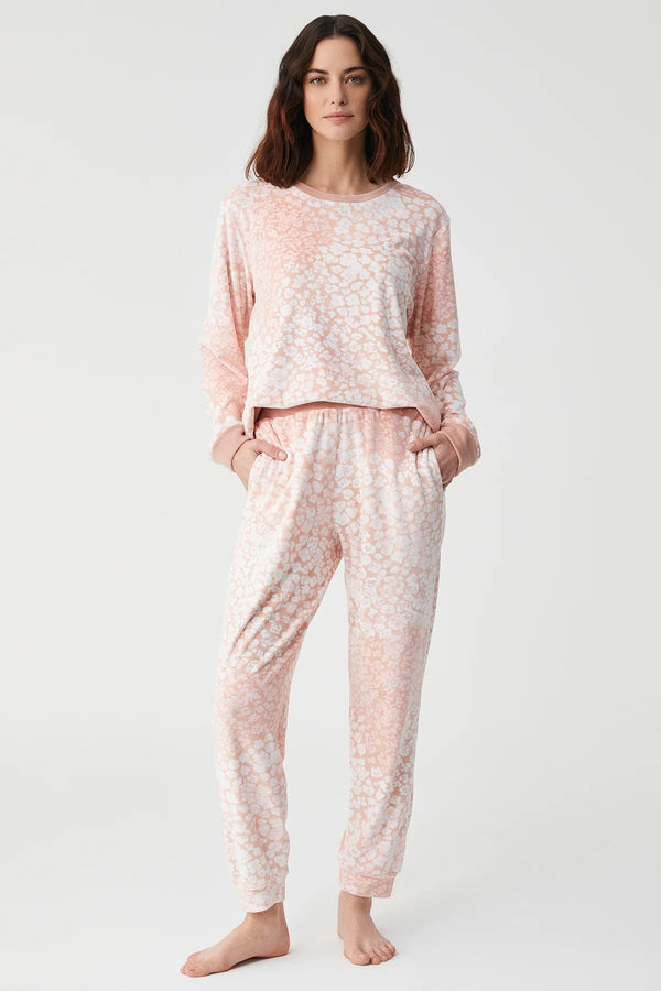 Velvet Camellia – طقم من قطعتين – أناقة ناعمة ودفء يغمرُك