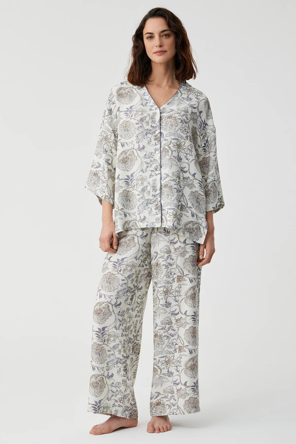 Bloom Serenity – طقم بيجاما من قطعتين – أناقة زهرية وراحة مترفة