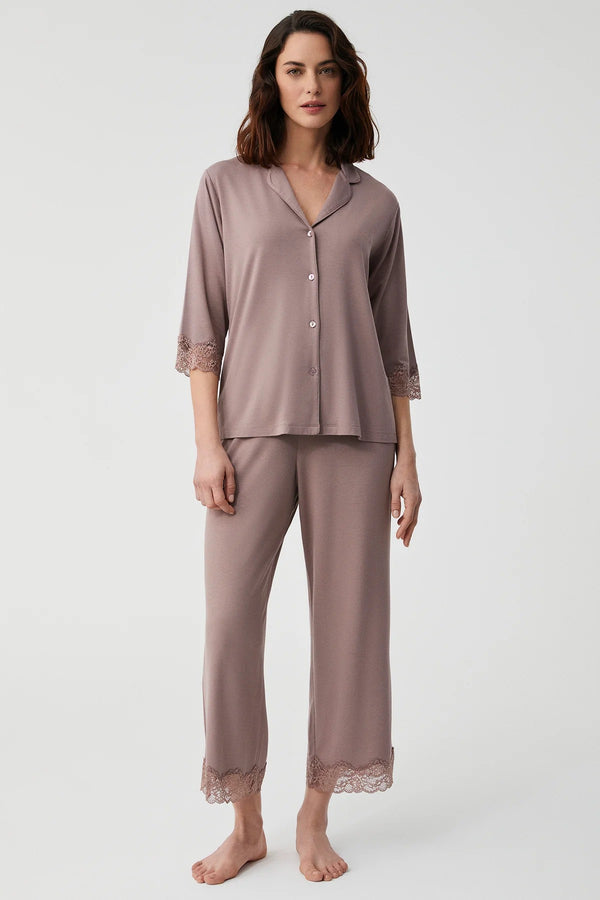 Powdered Peony – طقم بيجاما قطعتين – راحة أنيقة ونعومة آسرة