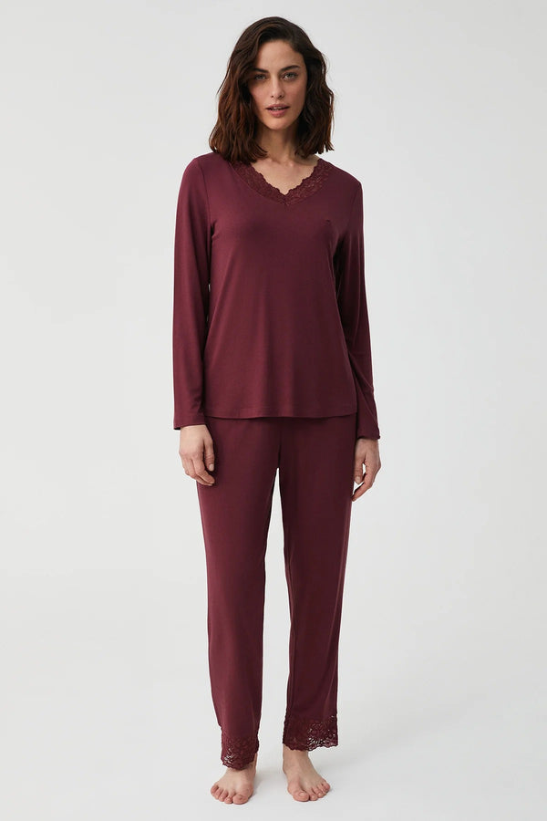 Crimson Peony – طقم بيجاما قطعتين – رومانسية شاعرية وأناقة حسّية