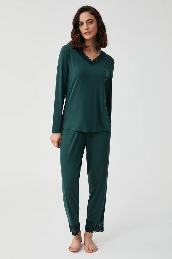Forest Whisper – طقم بيجاما من قطعتين – أناقة ليلية وراحة ناعمة
