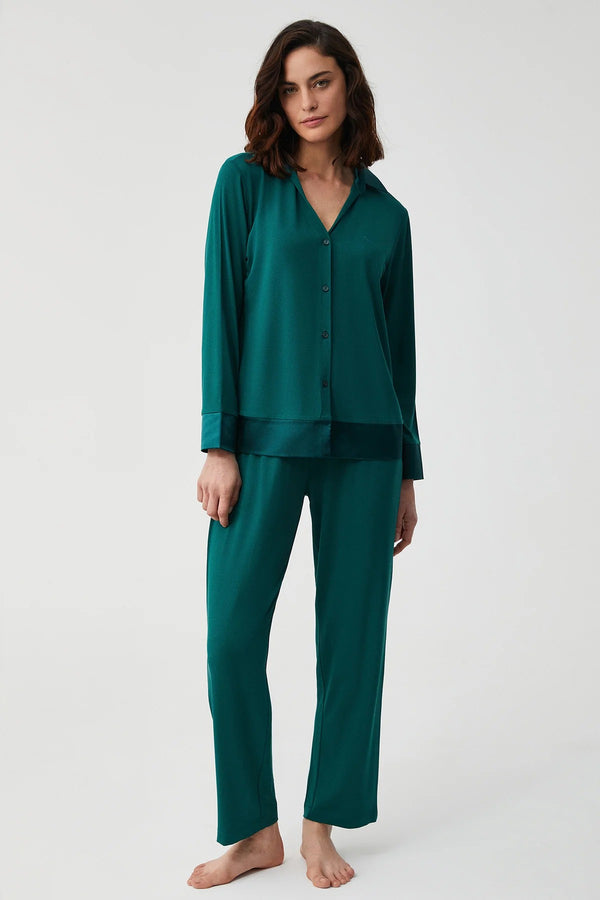 Emerald Enchantment – طقم بيجاما بأزرار – أناقة غامضة وراحة فاخرة