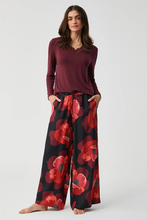Scarlet Poppy – طقم بيجاما من قطعتين – إشراقة الأزهار ونعومة راقية