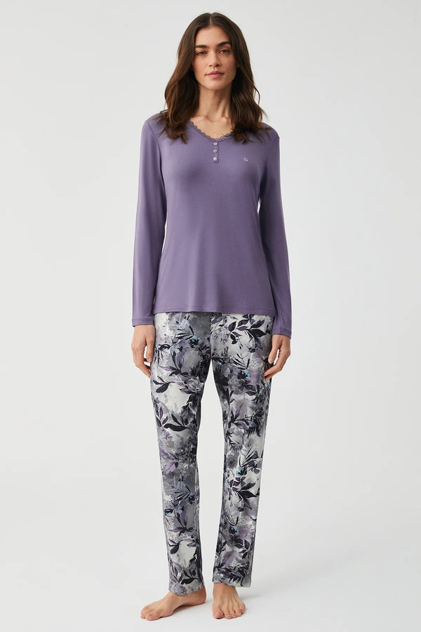 Floral Softness and Mysterious Charm