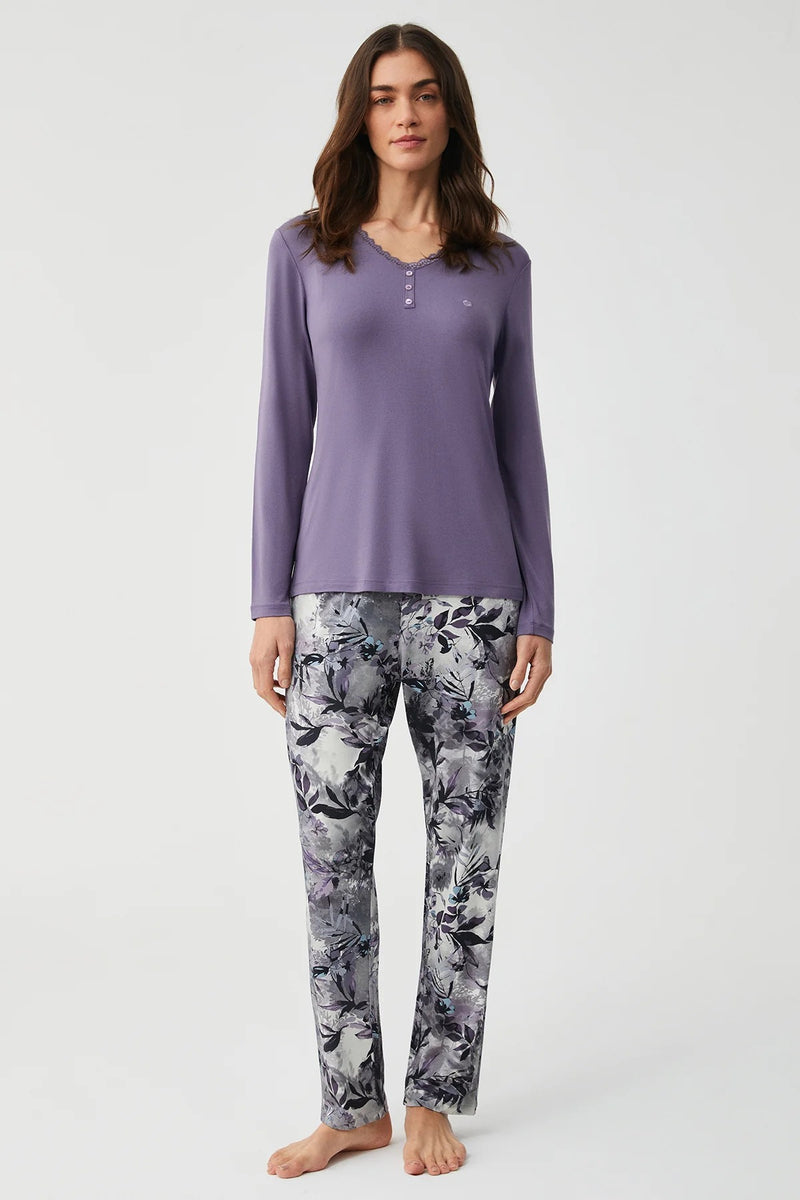 Floral Softness and Mysterious Charm