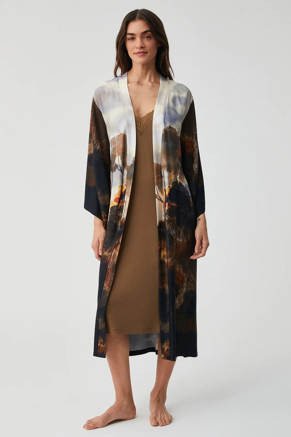 Moonlit Petal – طقم من قطعتين – أناقة غامضة ورُقيّ خالد