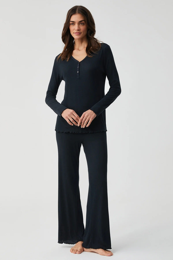 Camellia Ebony – طقم بيجاما من قطعتين – أناقة حميمة وبساطة راقية