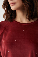 Scarlet Star Velvet – طقم بيجاما من قطعتين – ناعم، متألق وراقي