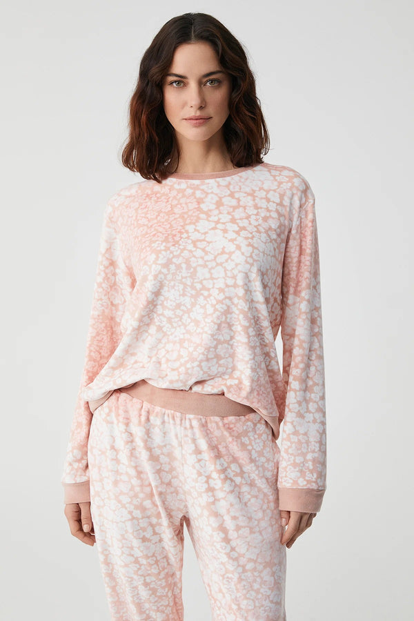 Velvet Camellia – طقم من قطعتين – أناقة ناعمة ودفء يغمرُك