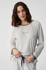 Starlight Jasmine – طقم بيجاما قطعتين – أناقة هادئة وراحة ناعمة