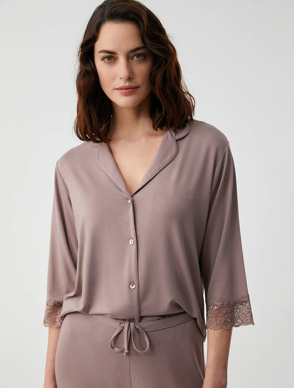 Powdered Peony – طقم بيجاما قطعتين – راحة أنيقة ونعومة آسرة