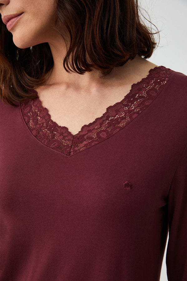 Crimson Peony – طقم بيجاما قطعتين – رومانسية شاعرية وأناقة حسّية