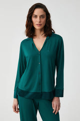 Emerald Enchantment – طقم بيجاما بأزرار – أناقة غامضة وراحة فاخرة