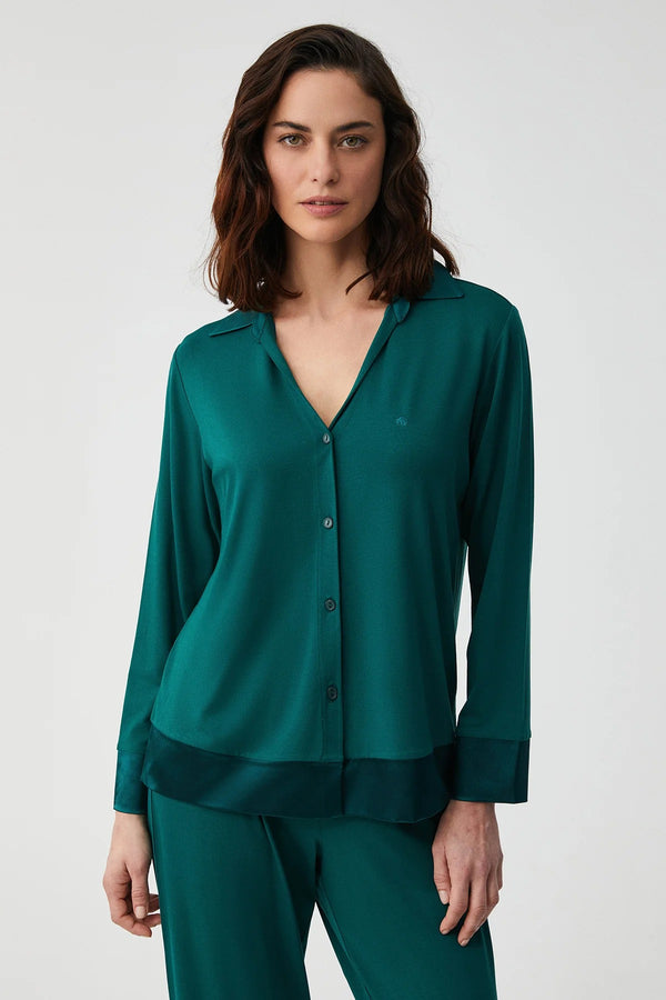 Emerald Enchantment – طقم بيجاما بأزرار – أناقة غامضة وراحة فاخرة