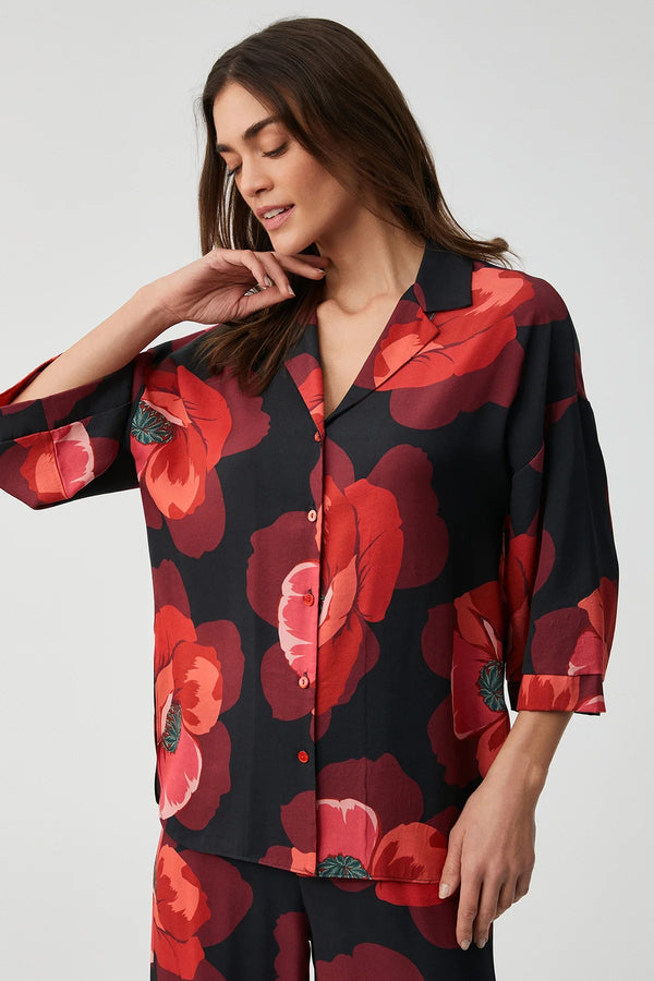 Poppy Radiance – طقم بيجاما من قطعتين – تناغم الأزهار وأناقة متوهجة