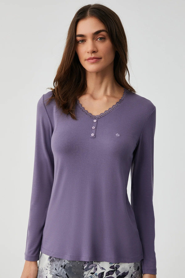 Floral Softness and Mysterious Charm
