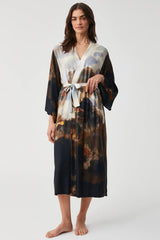 Moonlit Petal – طقم من قطعتين – أناقة غامضة ورُقيّ خالد