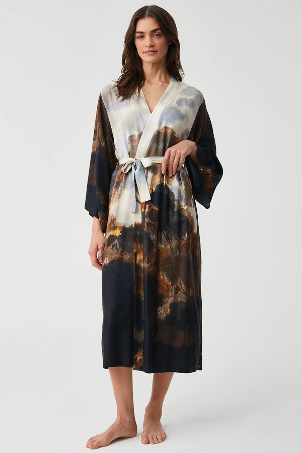 Moonlit Petal – طقم من قطعتين – أناقة غامضة ورُقيّ خالد