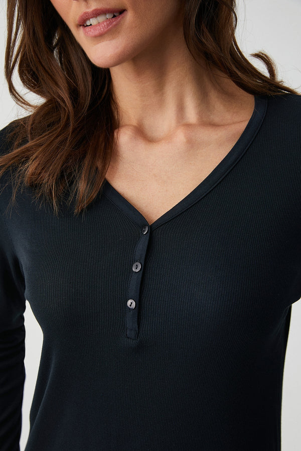 Camellia Ebony – طقم بيجاما من قطعتين – أناقة حميمة وبساطة راقية