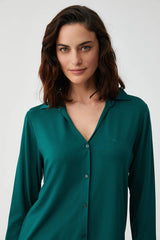 Emerald Enchantment – طقم بيجاما بأزرار – أناقة غامضة وراحة فاخرة