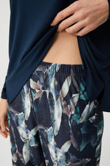 Midnight Iris – طقم من قطعتين – عمق الزهور وأشعة غامضة