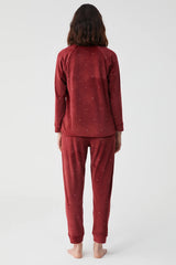 Scarlet Star Velvet – طقم بيجاما من قطعتين – ناعم، متألق وراقي