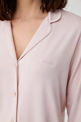 Rose Poudrée – طقم بيجاما قطعتين – نعومة حالمة وأناقة بودرية