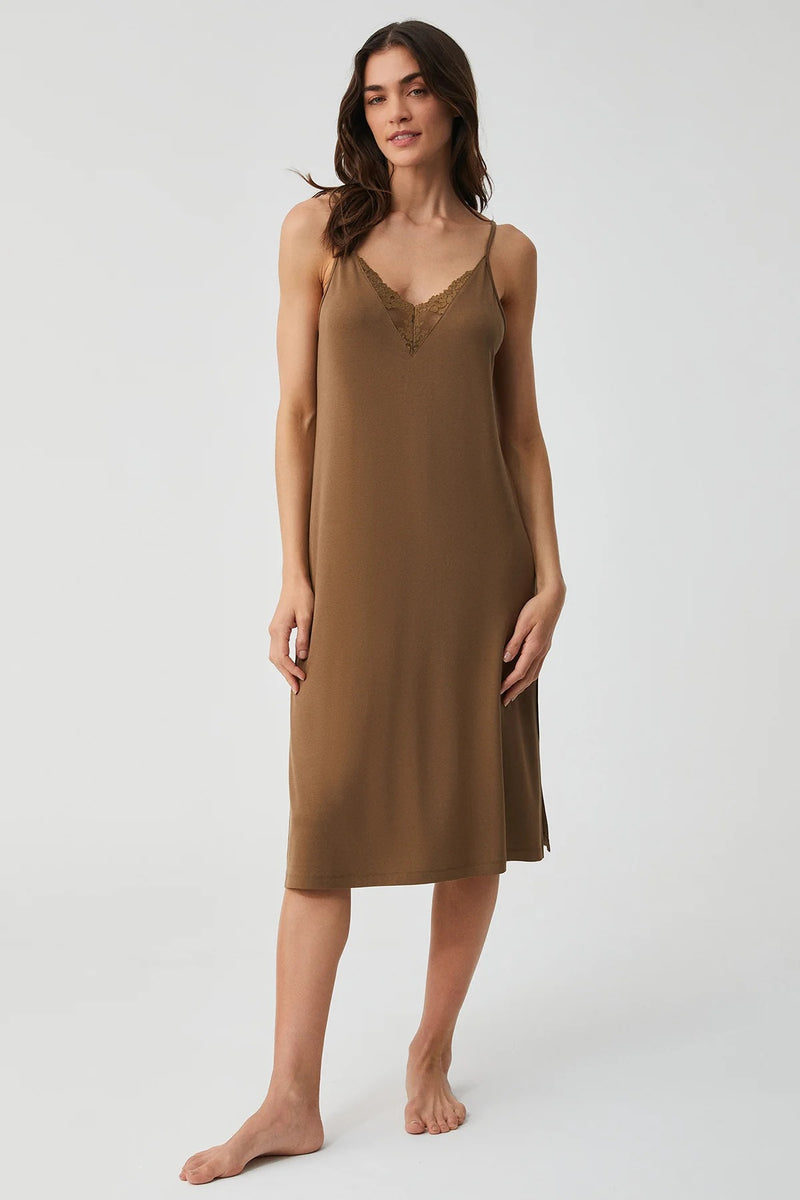 Moonlit Petal – طقم من قطعتين – أناقة غامضة ورُقيّ خالد