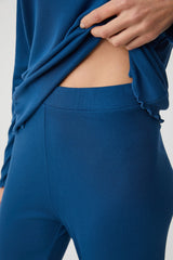Deep Cornflower – طقم بيجاما من قطعتين – أناقة خفية وانسيابية خفيفة