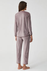 Velvet Iris – طقم قطعتين – أناقة شاعرية ونعومة حريرية