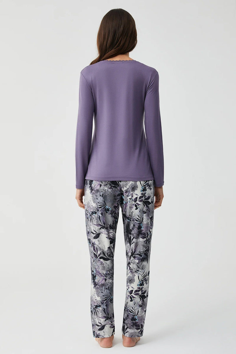 Floral Softness and Mysterious Charm