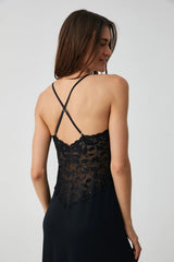 Nocturne Bloom – طقم قطعتين – غموض راقٍ وسحر خالد