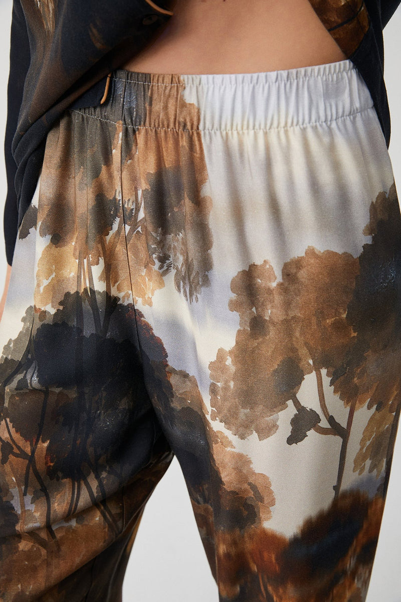 Amber Grace – طقم بيجاما بأزرار – هدوء ذهبي ولمسة حريرية