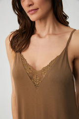 Moonlit Petal – طقم من قطعتين – أناقة غامضة ورُقيّ خالد