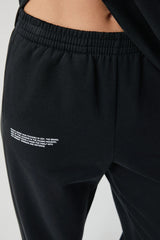 Ebony Blossom – طقم رياضي قطعتين – أناقة داكنة ورفاهية مريحة