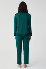 Emerald Enchantment – طقم بيجاما بأزرار – أناقة غامضة وراحة فاخرة