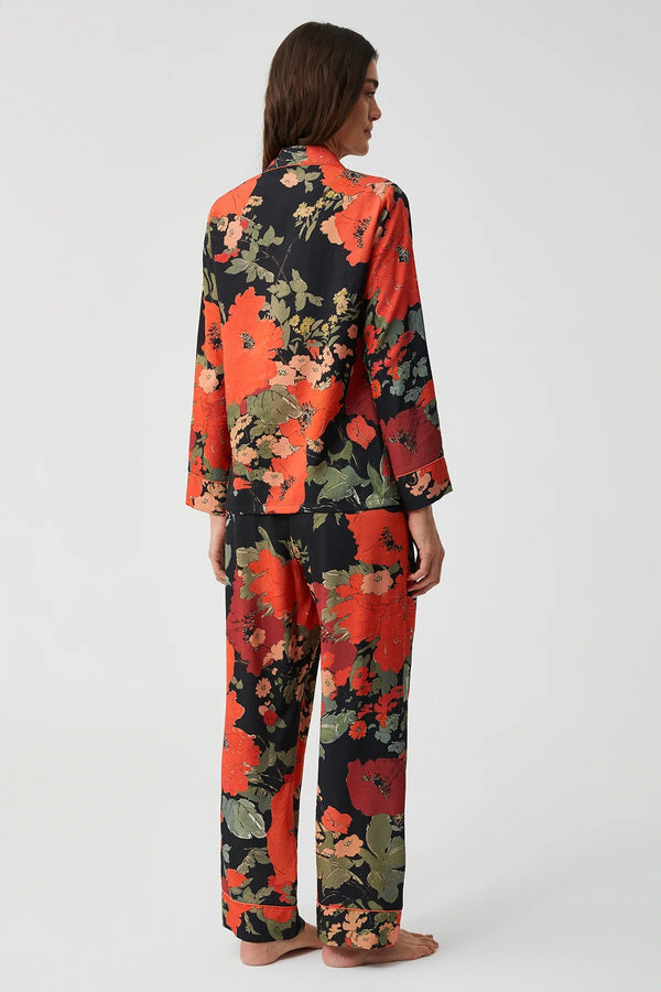 Flame of Crimson Bloom – بيجاما بأزرار – أناقة خالدة وتألق ناري