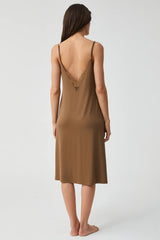 Moonlit Petal – طقم من قطعتين – أناقة غامضة ورُقيّ خالد