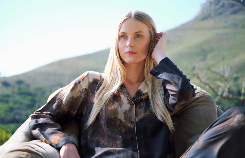 Amber Grace – طقم بيجاما بأزرار – هدوء ذهبي ولمسة حريرية