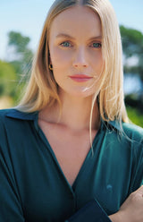 Emerald Enchantment – طقم بيجاما بأزرار – أناقة غامضة وراحة فاخرة