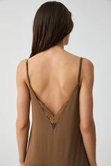 Moonlit Petal – طقم من قطعتين – أناقة غامضة ورُقيّ خالد